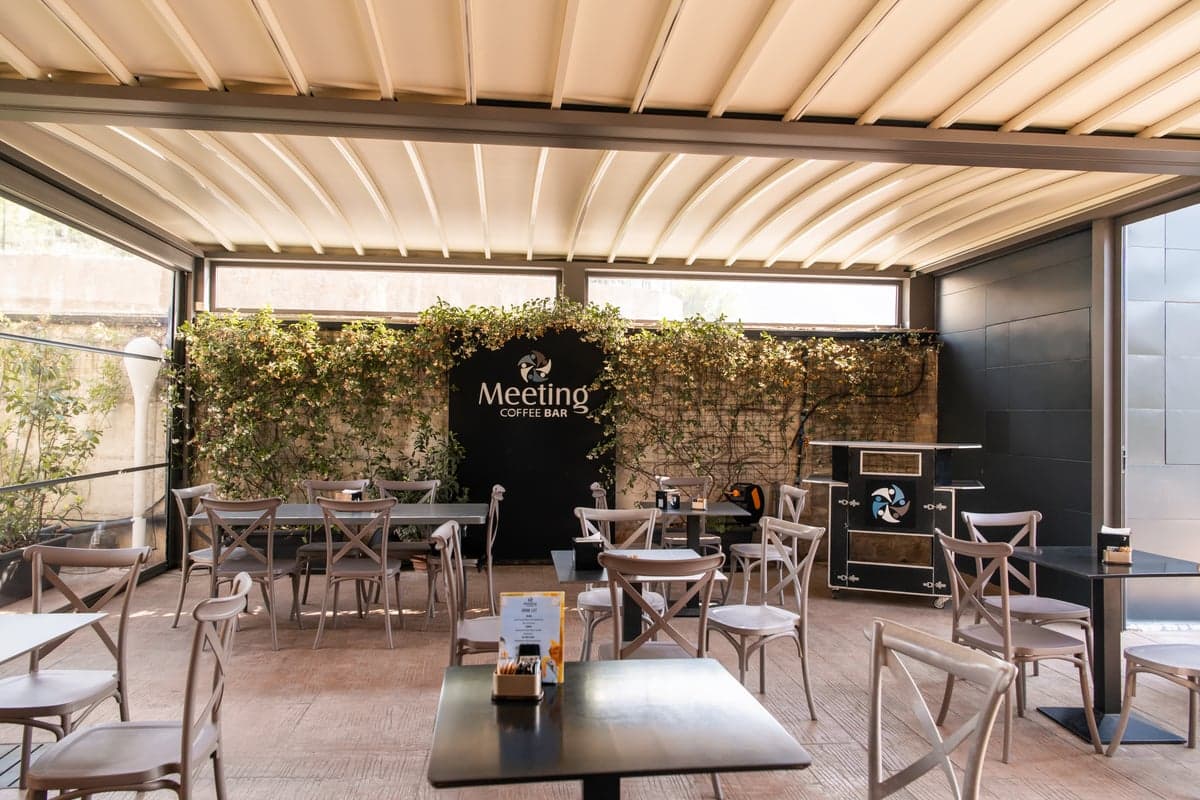 Veranda coperta del Meeting Coffee Bar